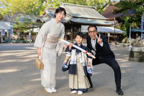 【福岡県糟屋郡宇美町で家族撮影】５歳男子です。撮影前は激しい雨が降っており、どうなるかと心配しておりましたが、いざ撮影が始まると次第に青空が見え始めました。4