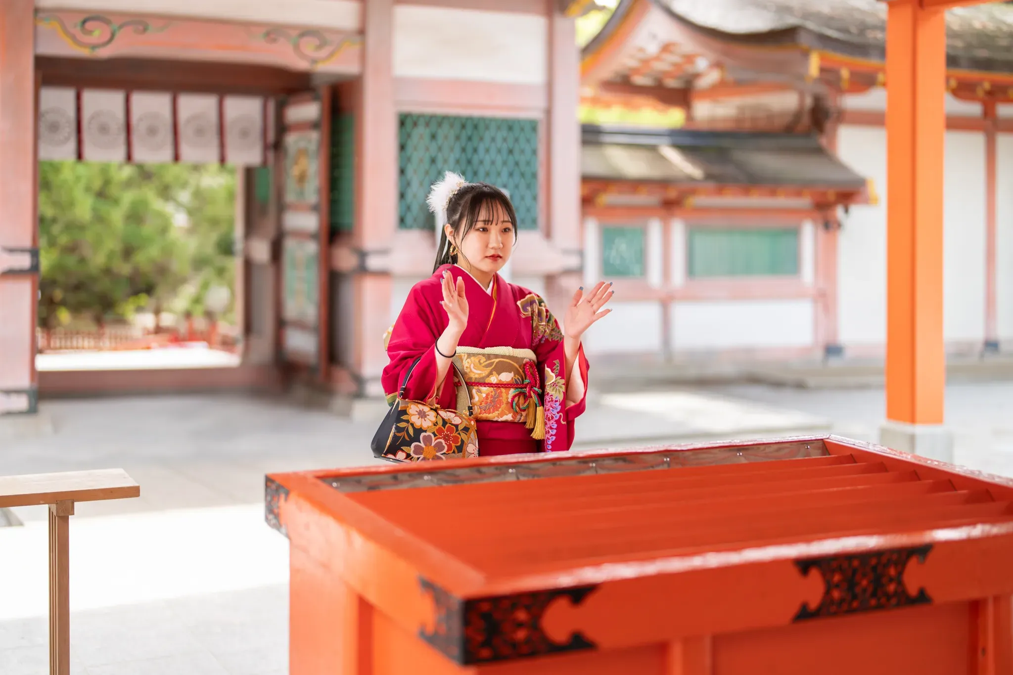 【福岡県福岡市東区で成人式神社1撮影】成人式の後撮りの撮影です。香椎宮は敷地が広く、さまざまなカットを撮影することができる素晴らしい場所です。3