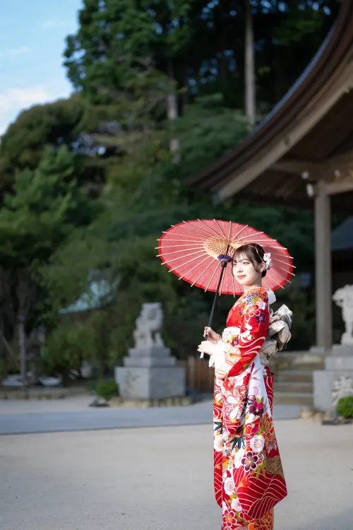 【福岡県太宰府市で成人式撮影】姉妹の長女様の撮影でした。この日は天候にも恵まれ、紅葉に包まれた森から差し込む陽の光が、和装をより一層美しく照らしてくれました。1