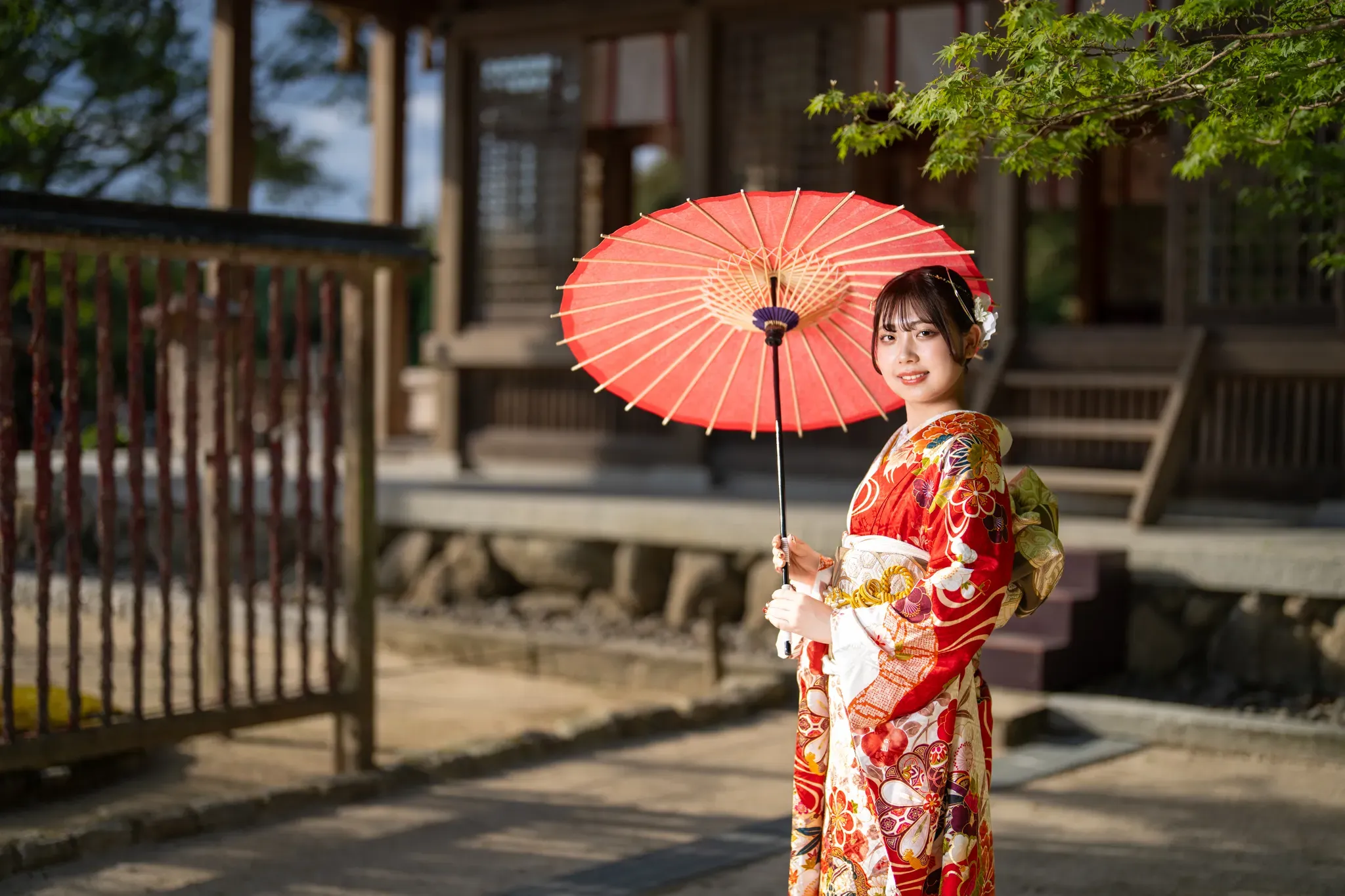 【福岡県太宰府市で成人式神社2撮影】姉妹の長女様の撮影でした。この日は天候にも恵まれ、紅葉に包まれた森から差し込む陽の光が、和装をより一層美しく照らしてくれました。7
