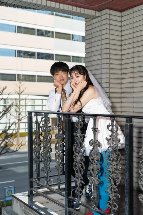 【福岡県久留米市で家族撮影】ブライダルの前撮り撮影です。レトロな街並みとノスタルジックな雰囲気が、お二人の温かい笑顔を引き立てる素敵なロケーションでした。15