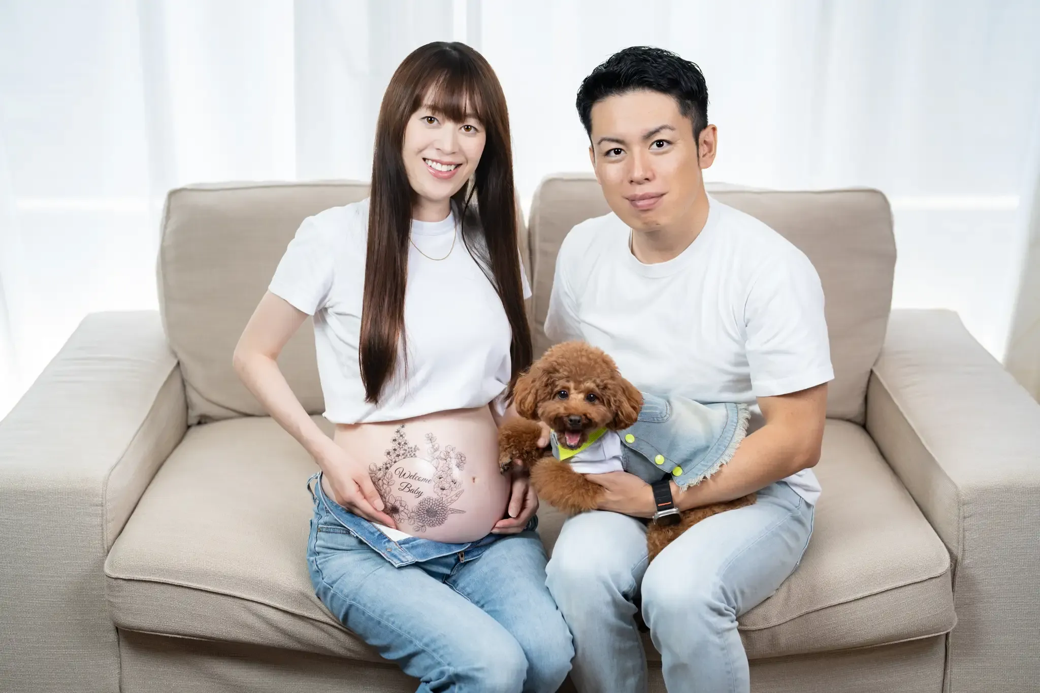 【福岡県北九州市小倉北区でマタニティ夫婦撮影】自然光がきれいなご自宅で、ご夫婦とワンちゃんのマタニティ撮影です。2