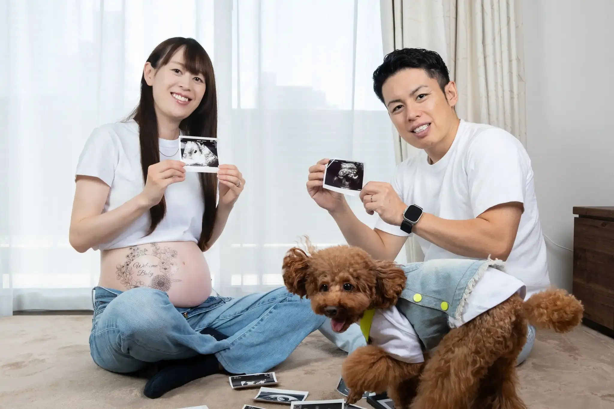 【福岡県北九州市小倉北区でマタニティ撮影】自然光がきれいなご自宅で、ご夫婦とワンちゃんのマタニティ撮影です。1