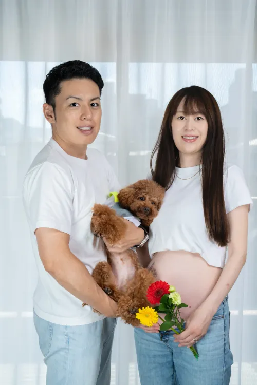 【福岡県北九州市小倉北区で家族撮影】自然光がきれいなご自宅で、ご夫婦とワンちゃんのマタニティ撮影です。6