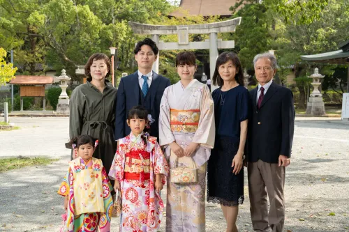 【福岡県福岡市東区で家族撮影】３歳と７歳の姉妹の七五三撮影で、両家のご祖父母もそろったにぎやかな家族写真。3