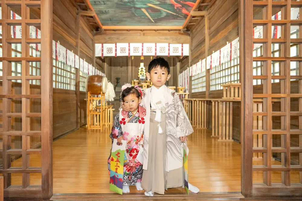 乙宮社で兄妹七五三、雨空に映える静かな家族の時間 no.130