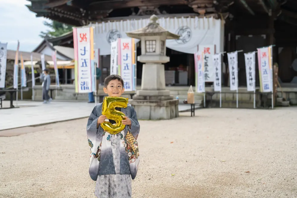 多賀神社で兄弟と迎える七五三、元気いっぱいの家族撮影