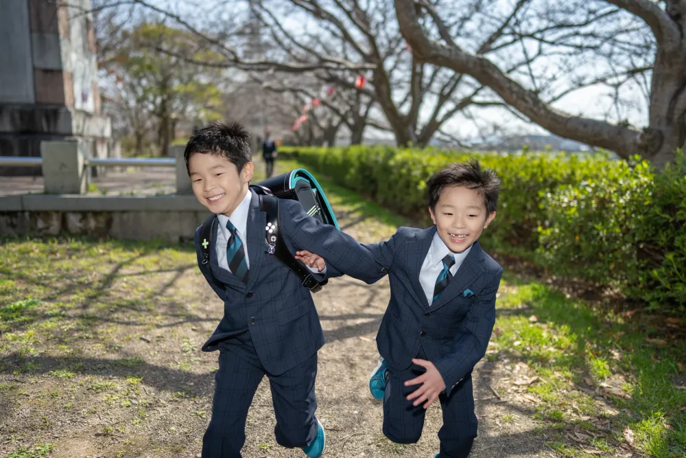 元気いっぱいの双子くんと卒業記念撮影｜直方市河川敷