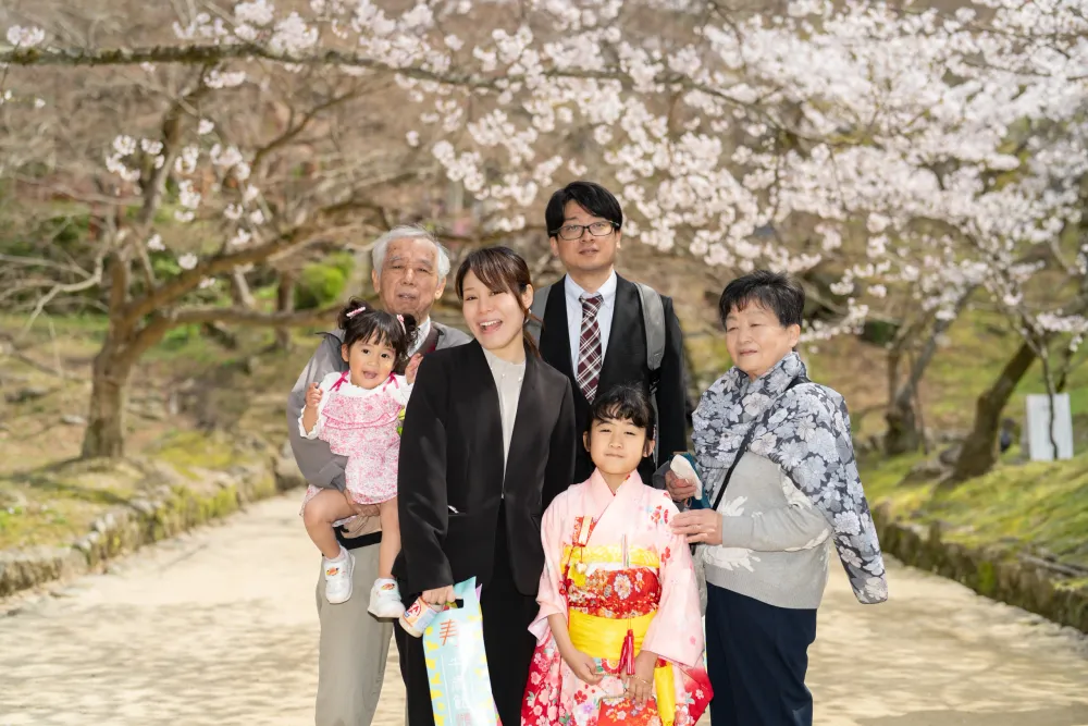 宝満宮竈門神社で七五三撮影｜仲良し姉妹と春の家族写真