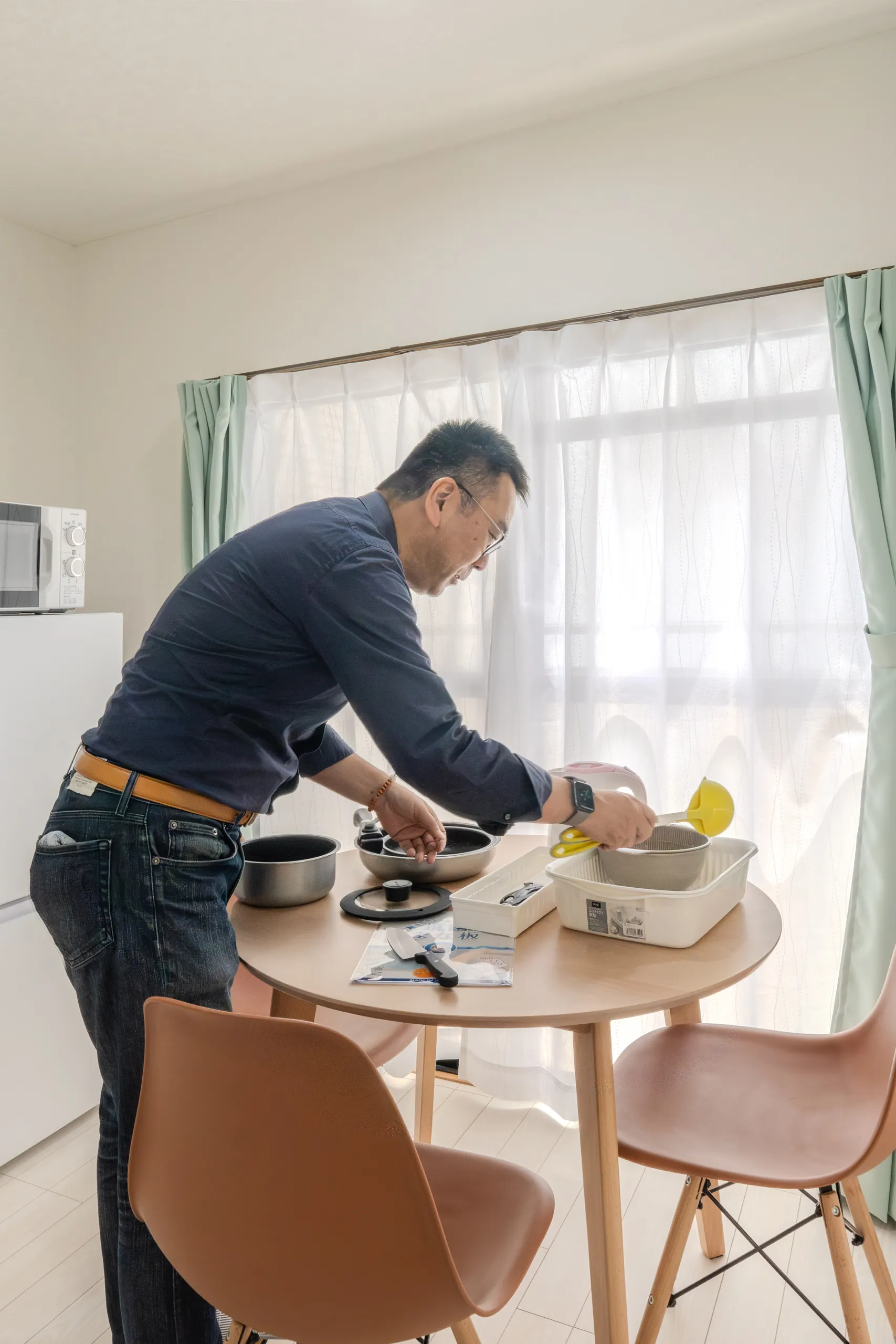 民泊撮影で調理器具を整えて撮影をしている