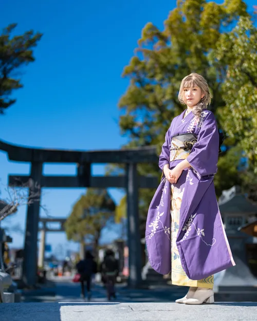 【福岡県宗像市で成人式撮影】振袖にブーツがとてもカッコよく雲ひとつない青空の日でした。1