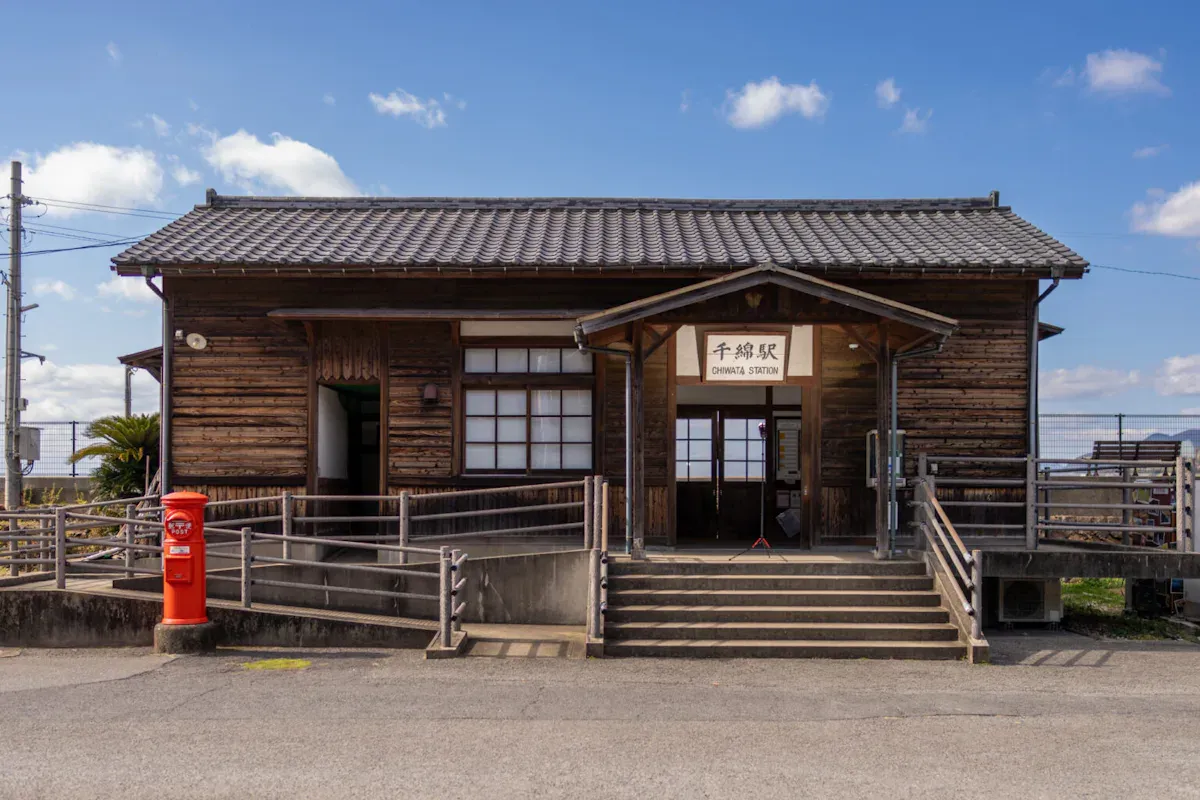 海沿いのレトロ駅と青空と「千綿駅」