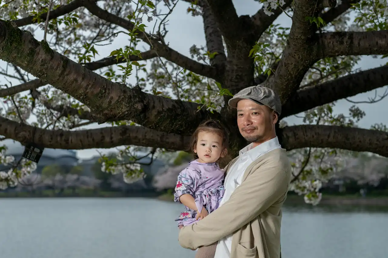 【福岡県糟屋郡粕屋町で家族撮影】新1年生の男の子と妹さんとご両親で桜の中で家族撮影をさせていただきました。5