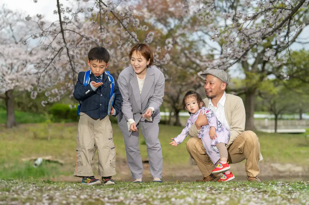 【福岡県糟屋郡粕屋町で家族撮影】新1年生の男の子と妹さんとご両親で桜の中で家族撮影をさせていただきました。4