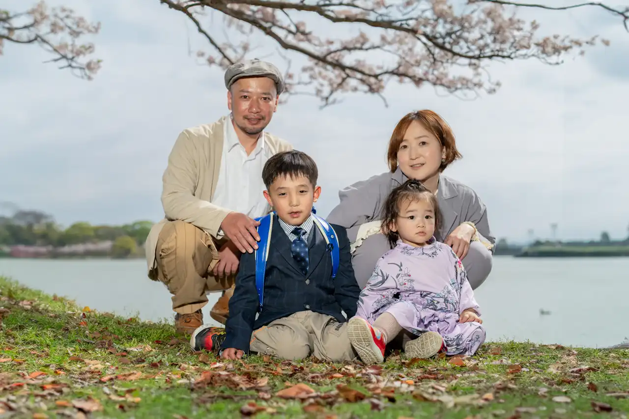 【福岡県糟屋郡粕屋町で家族撮影】新1年生の男の子と妹さんとご両親で桜の中で家族撮影をさせていただきました。3