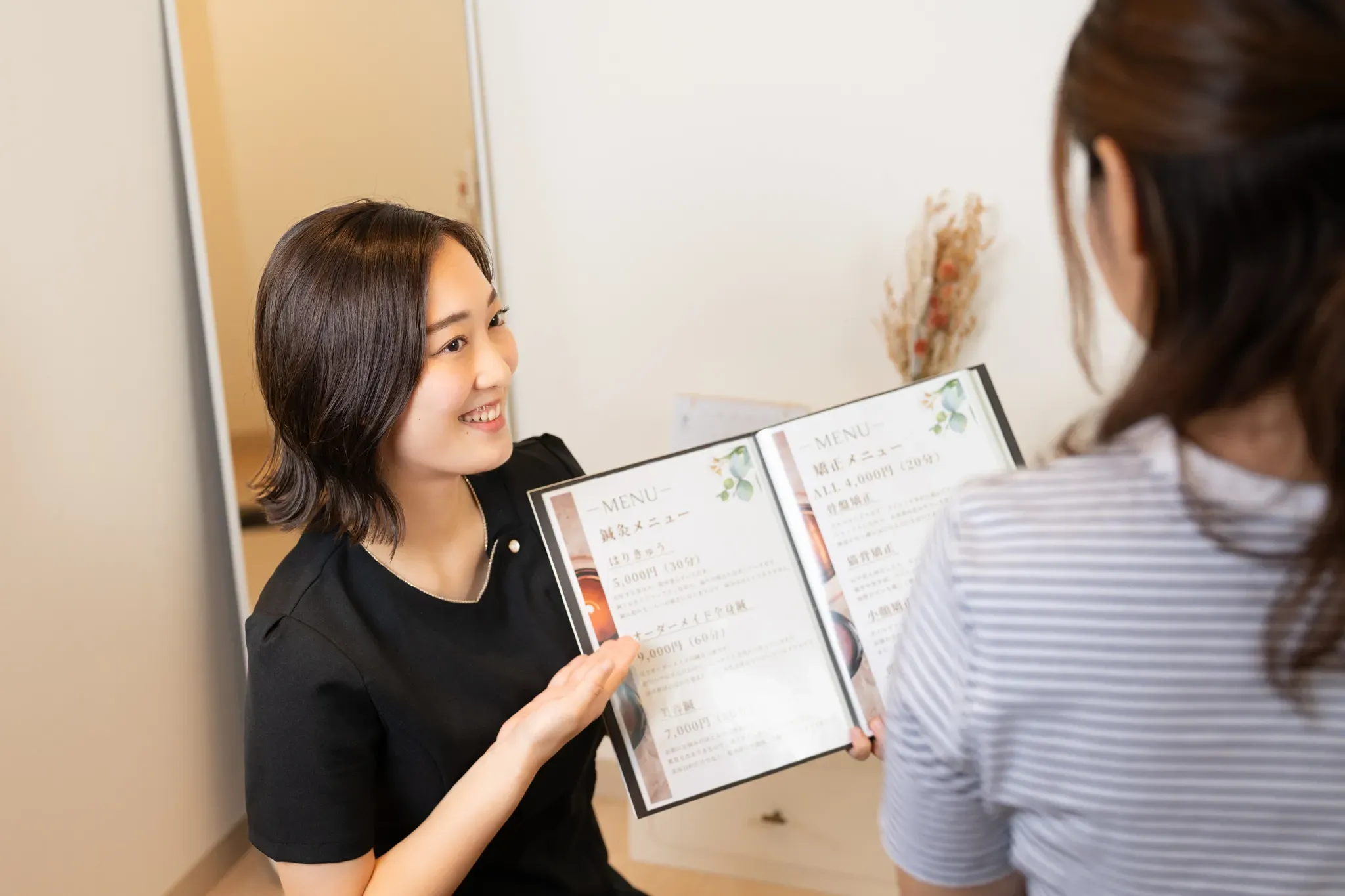 【福岡県福岡市中央区で店舗接客中撮影撮影】repos鍼灸サロン様5