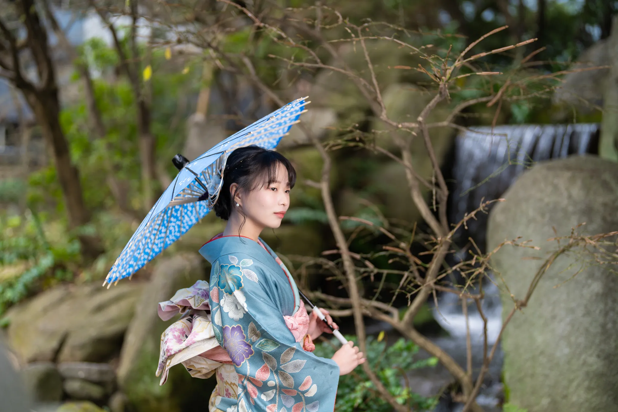 【福岡県福岡市博多区で撮影】三姉妹の長女様の撮影です。福岡市博多区の中心部に位置する楽水園は、都会の喧騒を忘れさせてくれる美しい日本庭園です。