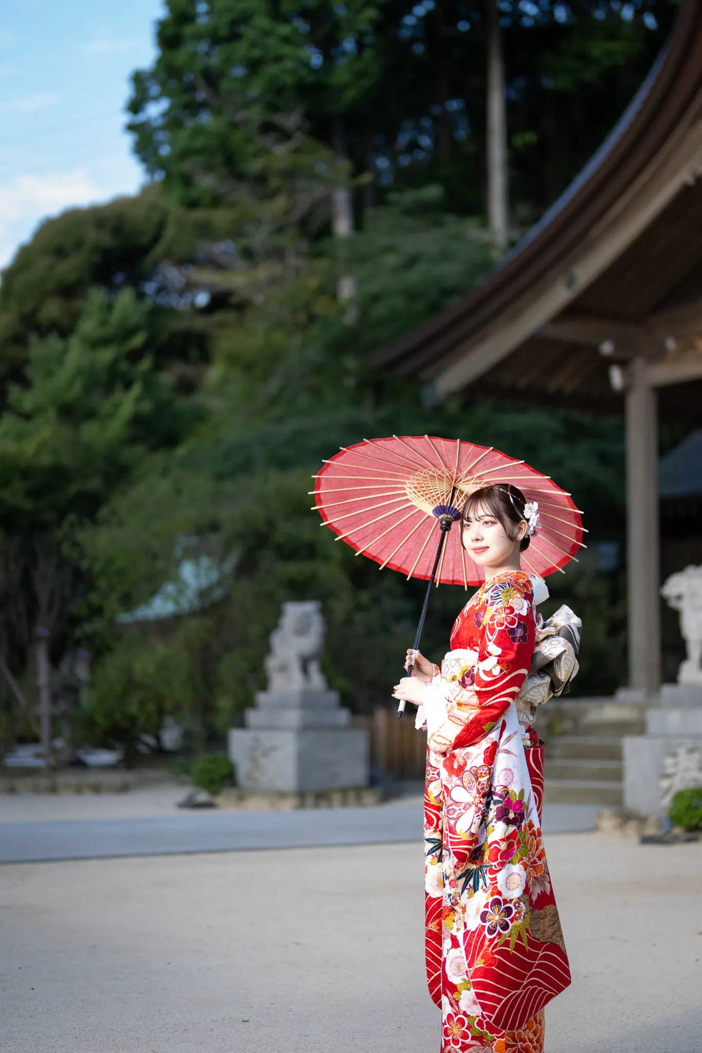 【福岡県太宰府市で撮影】姉妹の長女様の撮影でした。この日は天候にも恵まれ、紅葉に包まれた森から差し込む陽の光が、和装をより一層美しく照らしてくれました。
